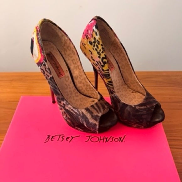 Betsey Johnson heels sz 5.5 - Picture 1 of 8